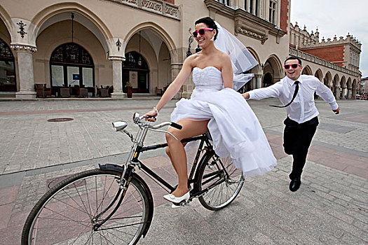 新娘,骑自行车,新郎,克拉科夫,波兰,欧洲