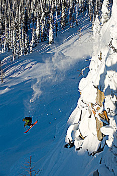 男性,滑雪者,巨大,跳跃,悬崖,白浪,冬天,胜地,边远地区,不列颠哥伦比亚省