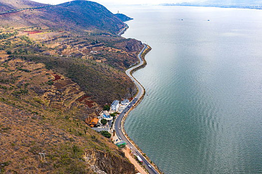 航拍云南大理洱海东岸的公路