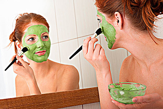 女青年,施用,绿色,面膜,浴室