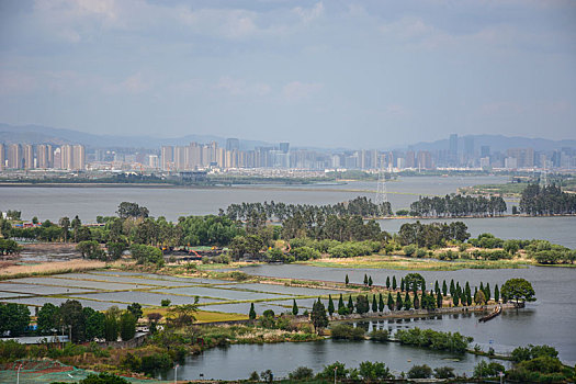 云南省昆明市,山顶俯瞰滇池与市区风光