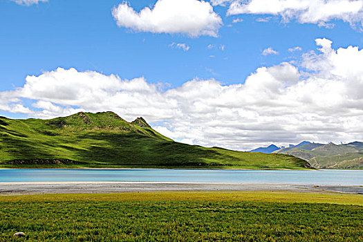 绿地山河流