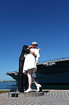 胜利之吻,雕塑,圣地亚哥,中途岛号,航空母舰,军事,蓝天,北美洲,美国,加利福尼亚州,风景,全景,文化,景点,旅游
