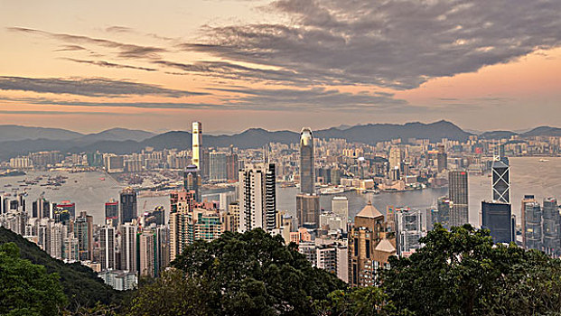 仰拍香港摩天大楼