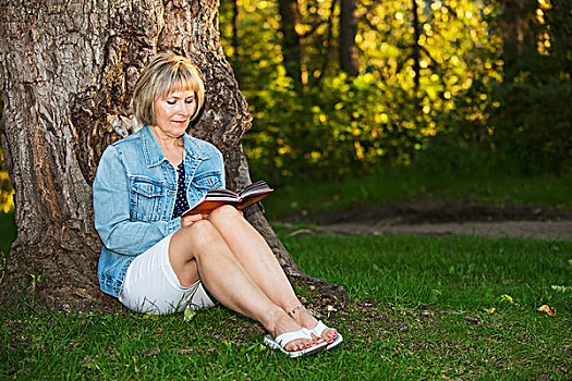 成年,女人,读,书本,公园,埃德蒙顿,艾伯塔省,加拿大