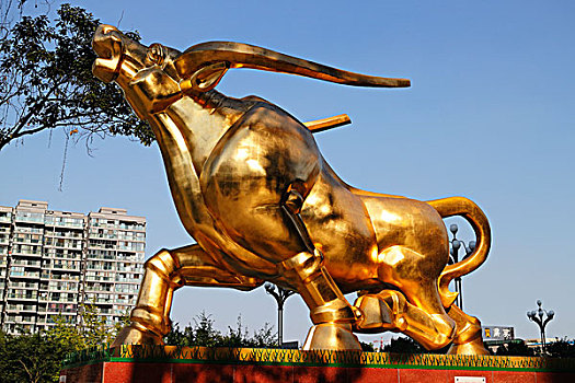 一只体型硕大的金色公牛雕塑
