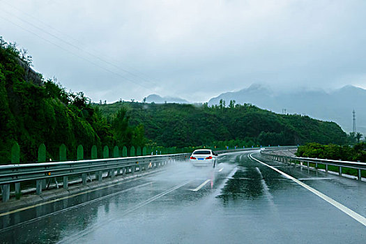 山间公路穿行于云雾之中