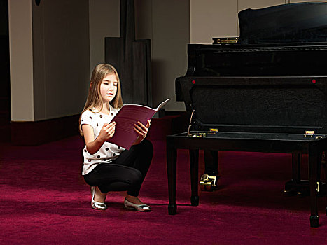 女孩,蹲,舞台,读,乐谱,钢琴