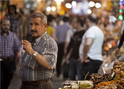 摊贩,吸烟,伊斯坦布尔,香料市场