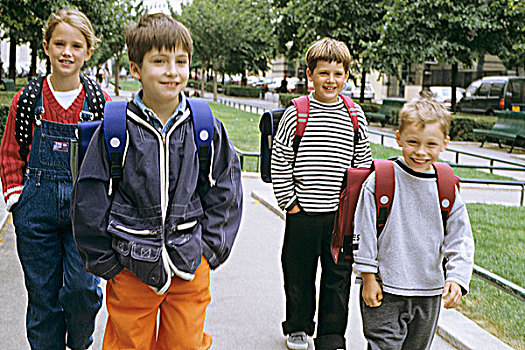 女孩,三个男孩,走,小路,微笑,学校,背包,正面