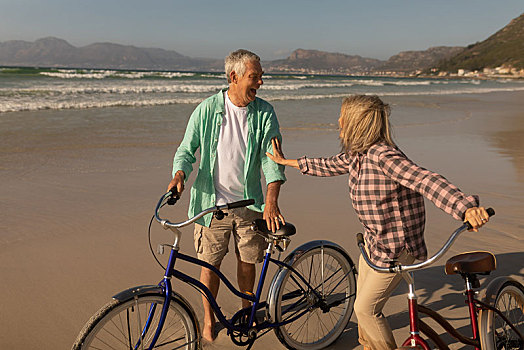 老年,夫妻,站立,自行车,海滩