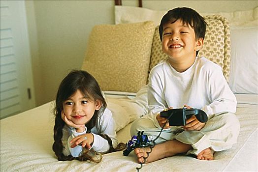 小男孩,女孩,床,玩,电子游戏