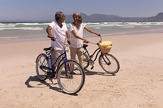老年,夫妻,走,自行车,互相看,海滩