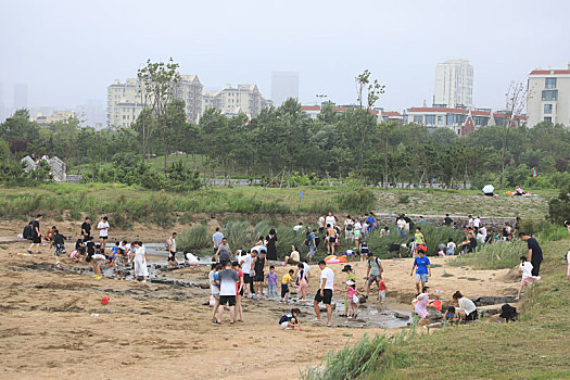 山东省日照市,台风,杜苏芮,外围影响旅游,游客游兴不减河流里泡澡