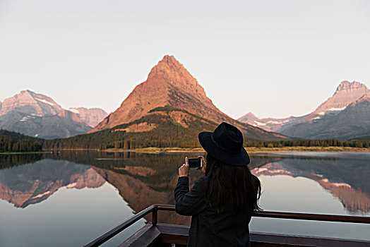 女人,照相,湖,冰川国家公园,蒙大拿,美国