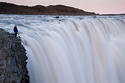 男人,站立,黛提瀑布,瀑布,河,区域,东北方,冰岛,欧洲