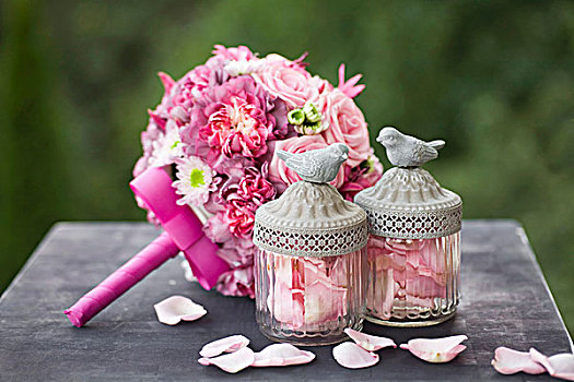 浪漫,新娘手花,粉色,玫瑰,散开,玫瑰花瓣,玻璃,鸟,小雕像,盖子