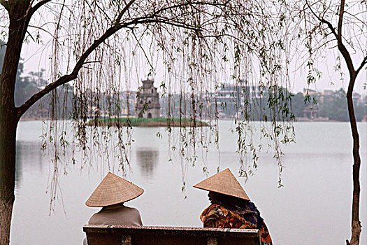 越南,河内,两个女人,长椅,远眺