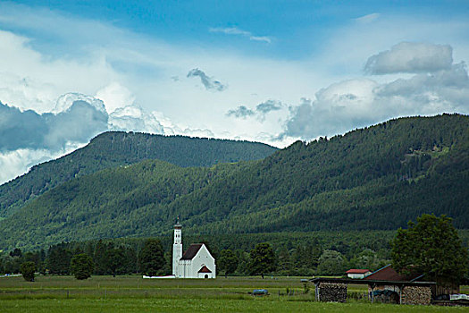 阿尔卑斯山里的乡村教堂