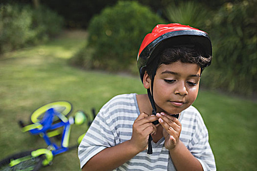 男孩,戴着,自行车头盔,公园,站立