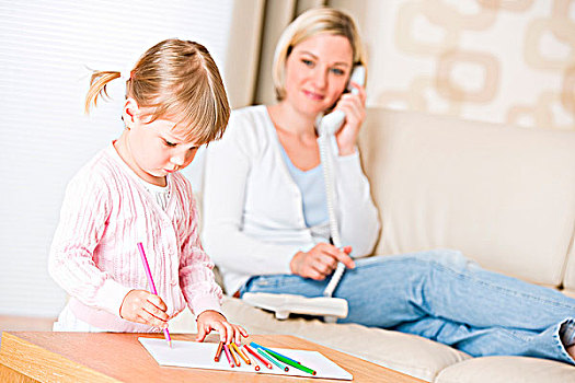 小女孩,绘画,彩笔,休闲沙发,母亲,电话,通话