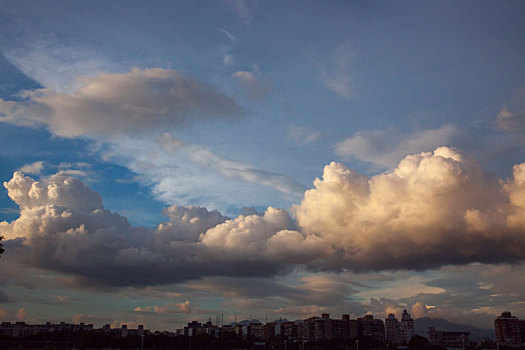 台风来临前的云层覆盖在城市的上空