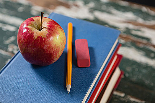 苹果,铅笔,橡皮,一堆,书本,特写