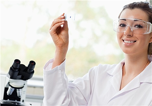微笑,科学,学生,拿着,显微镜载物片