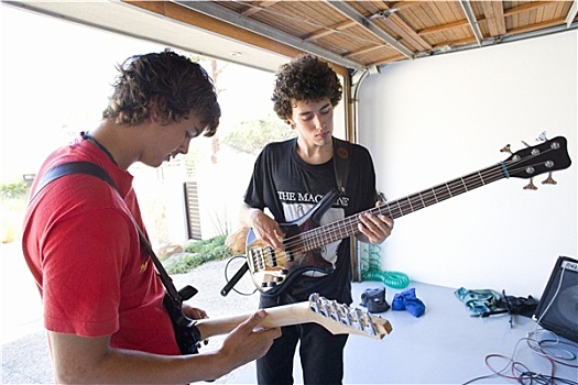 两个,青少年,男孩,演奏,吉他,车库