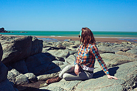 美女,坐,岩石,海滩
