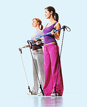 两个女人,穿,运动,装束,练习,健身房,棍
