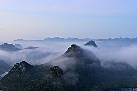 山脉与雾