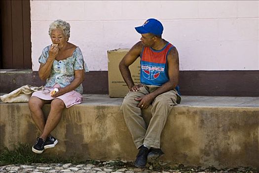 古巴人,女人,男人,坐,路边,特立尼达,省,古巴,拉丁美洲,北美