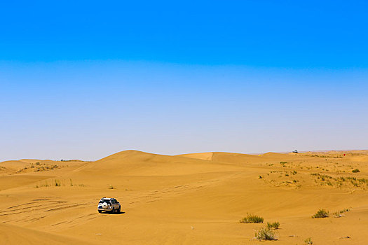 沙漠冲沙越野车