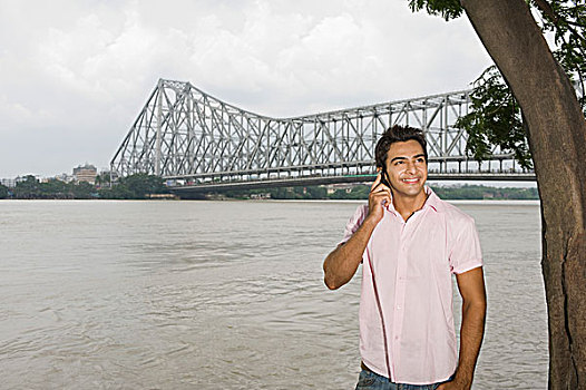 男人,交谈,手机,桥,背景,河,加尔各答,西孟加拉,印度