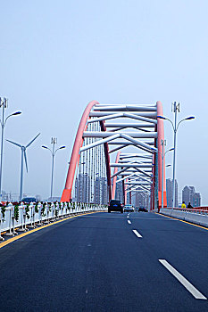 公路桥和风力发电车