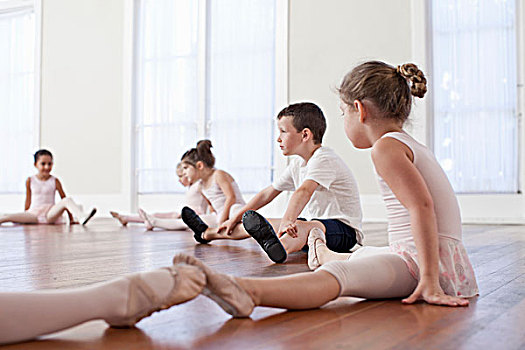 孩子,坐在地板上,练习,芭蕾舞学校