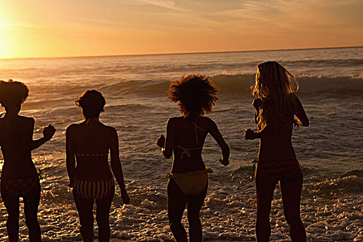 四个,女青年,站立,并排,海滩,日落