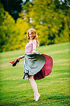 头像,美女,舞者,拿着,裙子,红色,高跟鞋,公园