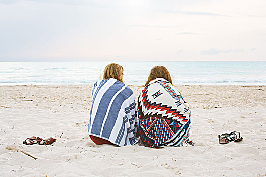 后视图,两个,美女,朋友,坐,海滩,向外看,海洋