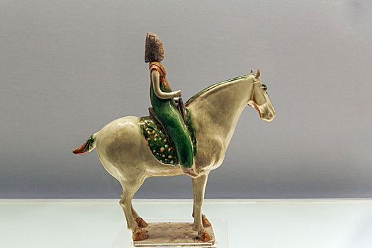 上海博物馆藏唐代彩色釉陶骑马女俑