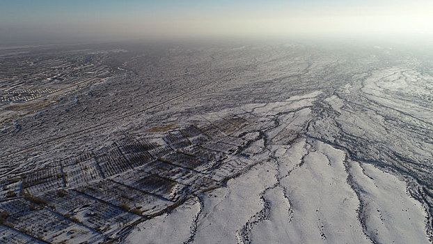 雪吻戈壁大地