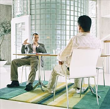 两个男人,交谈,坐,桌子,办公室