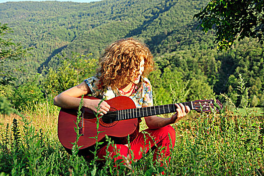 女人,弹吉他,草场