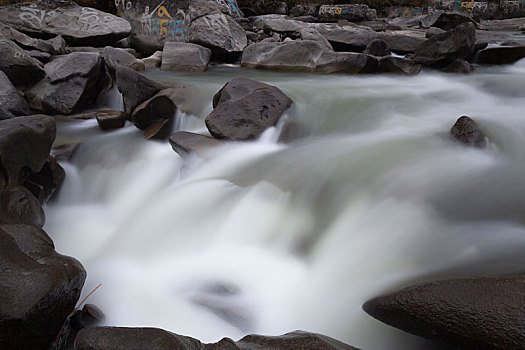 溪流石头潺潺流水