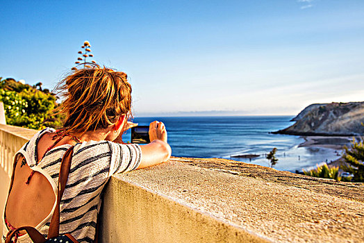 美女,后视图,照片,智能手机,矮墙,海滩,阿尔加维,区域,葡萄牙
