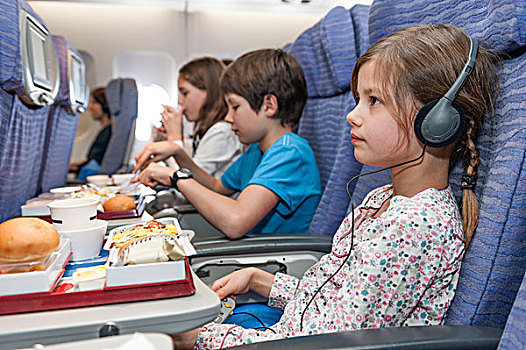 女孩,看,电影,飞机,航空公司,食物,托盘,桌子