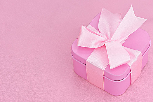 粉红色礼品盒及背景设计元素