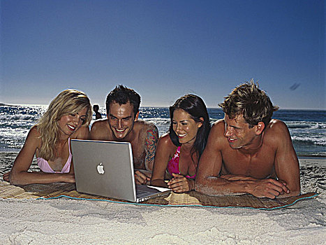 两个,年轻,情侣,看,笔记本电脑,海滩