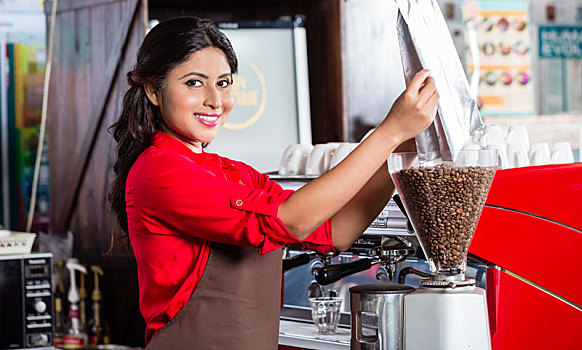 印度,咖啡师,填充,咖啡研磨机